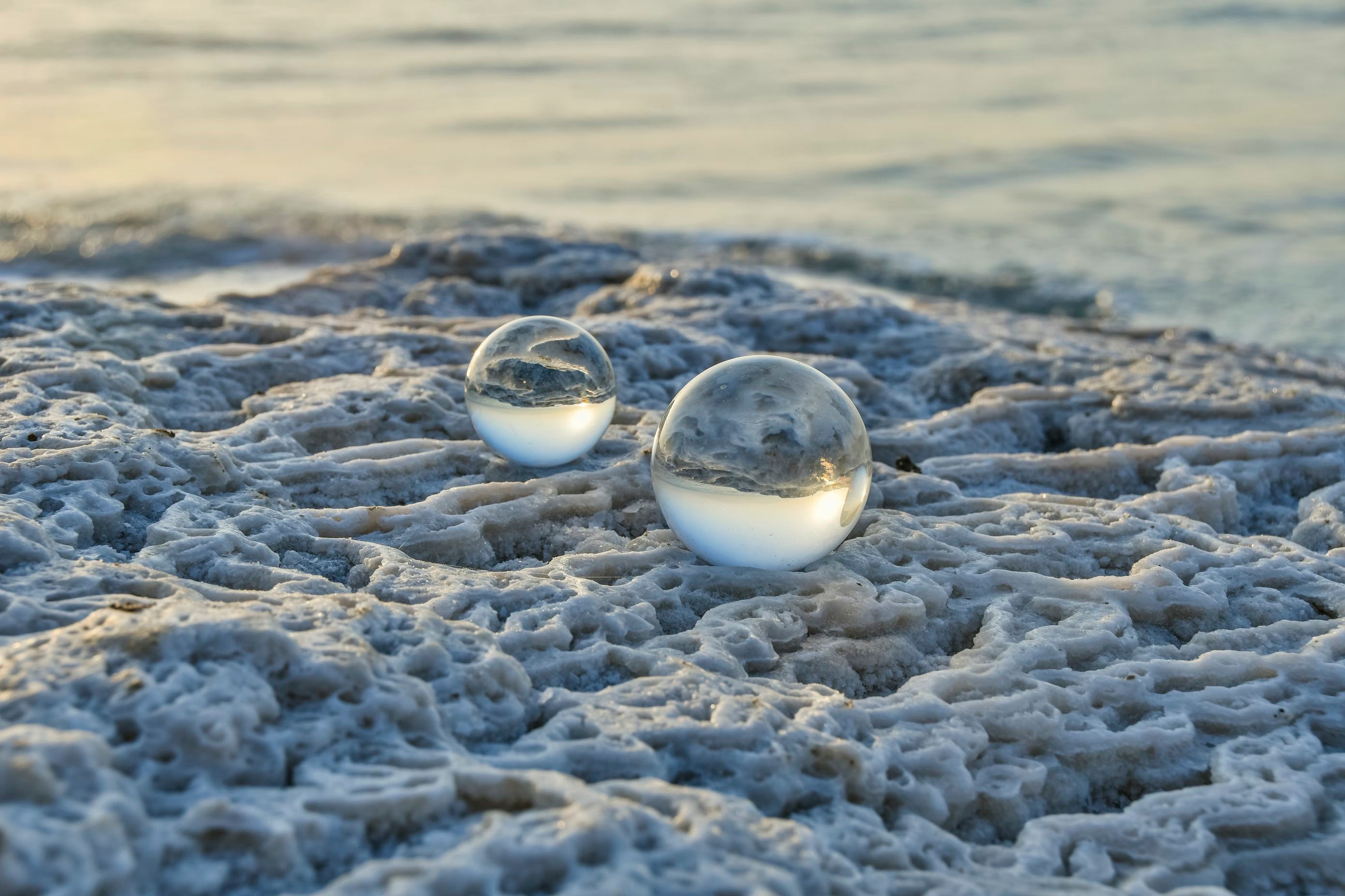 Minerály a kapky vody u břehu Mrtvého moře